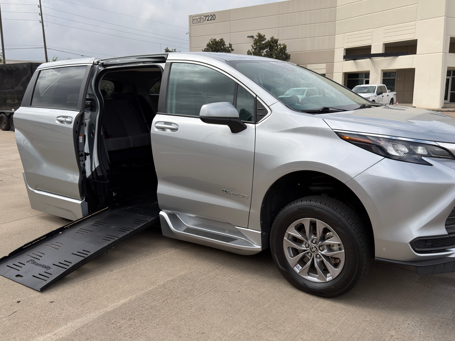 Used 2024 Toyota Sienna Hybrid LE Base - BraunAbility Side Entry Entry Fold Out Automatic Ramp
