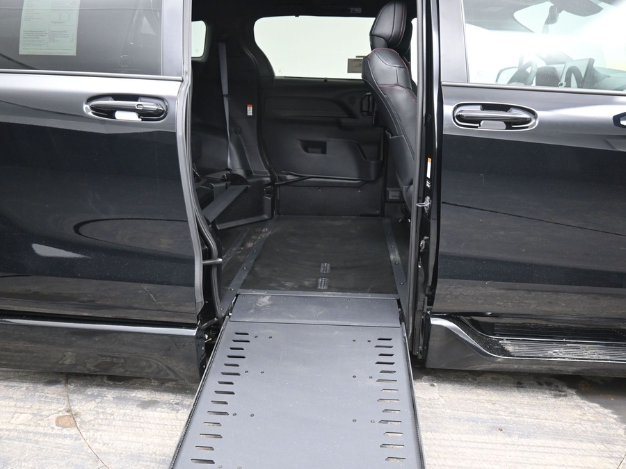 New 2025 Toyota Sienna Hybrid XSE Sport - BraunAbility Side Entry Entry In Floor Automatic Ramp