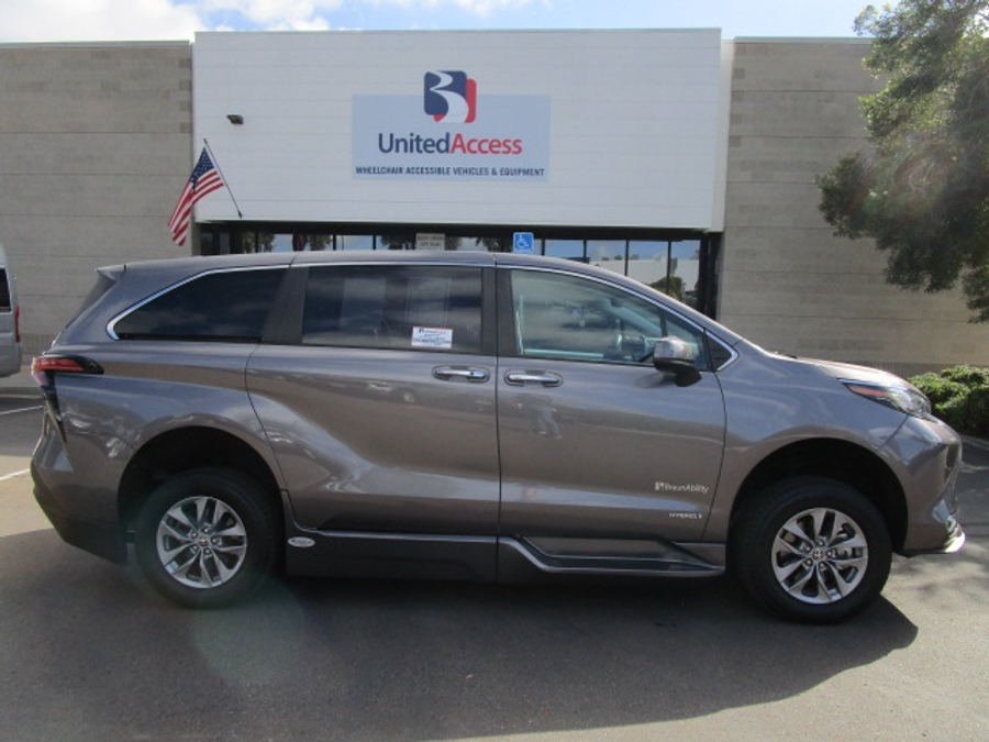 Used 2021 Toyota Sienna Hybrid XLE Base - BraunAbility Side Entry Entry Fold Out Automatic Ramp