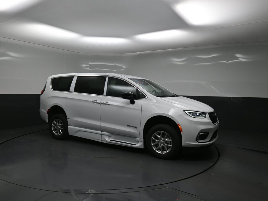 White Chrysler Pacifica image number 14