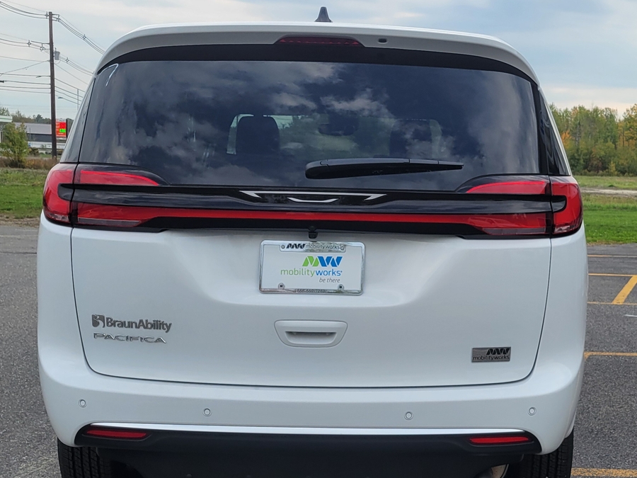 White Chrysler Pacifica image number 5