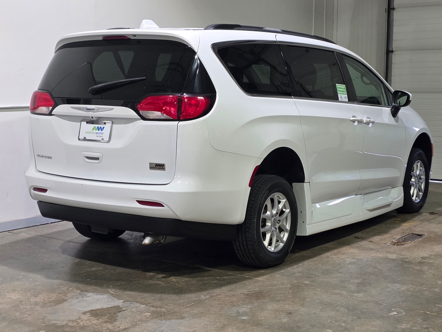 White Chrysler Voyager image number 3