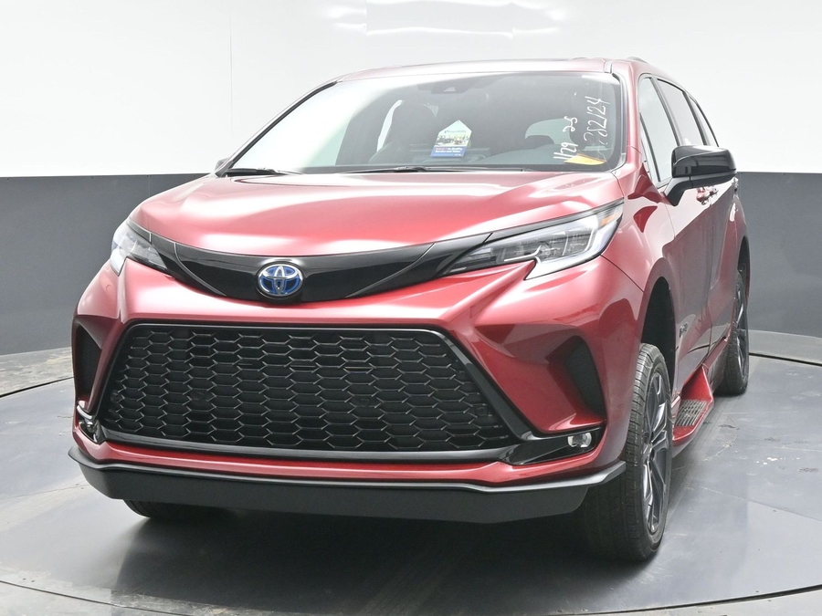 New 2025 Toyota Sienna Hybrid XSE Sport - BraunAbility Side Entry Entry Fold Out Automatic Ramp