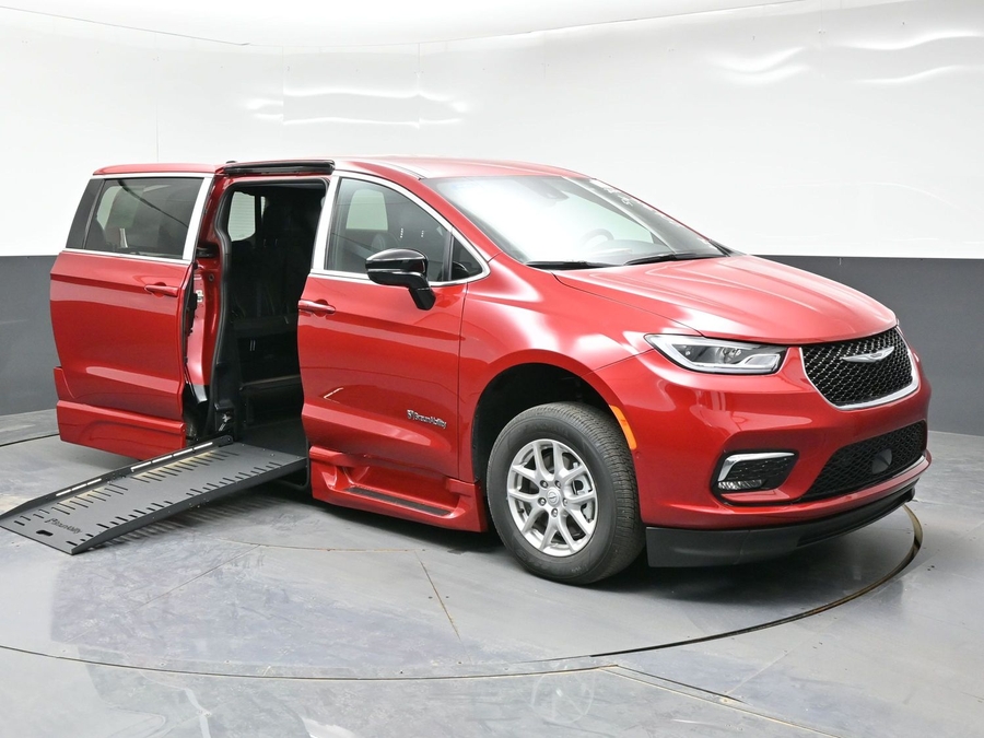 2026 Chrysler Pacifica Select's photo