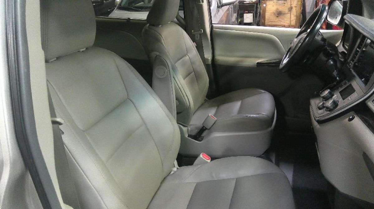 2015 TOYOTA SIENNA - Image 19