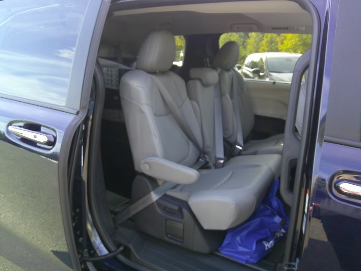 Blue Toyota Sienna image number 8