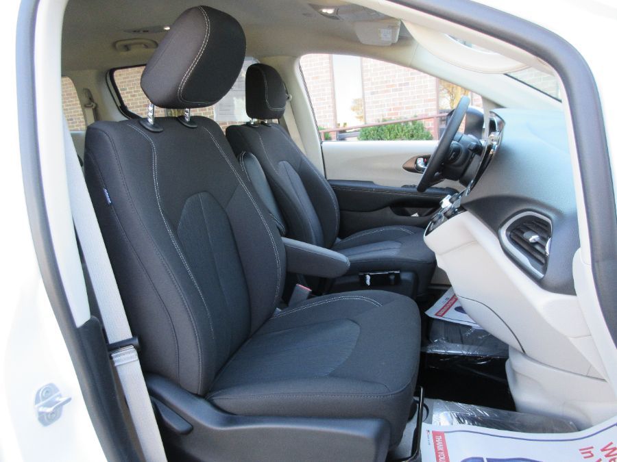 White Chrysler Voyager image number 8