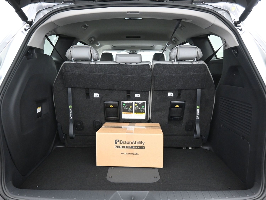 Grey Toyota Sienna image number 12