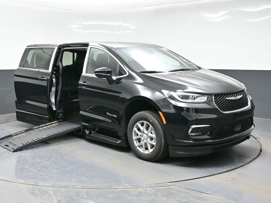 Black Chrysler Pacifica image number 11