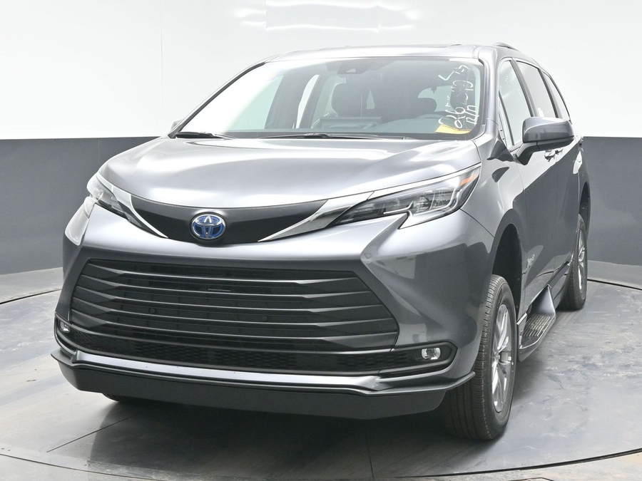 New 2025 Toyota Sienna Hybrid XLE Plus - BraunAbility Side Entry Entry Fold Out Automatic Ramp