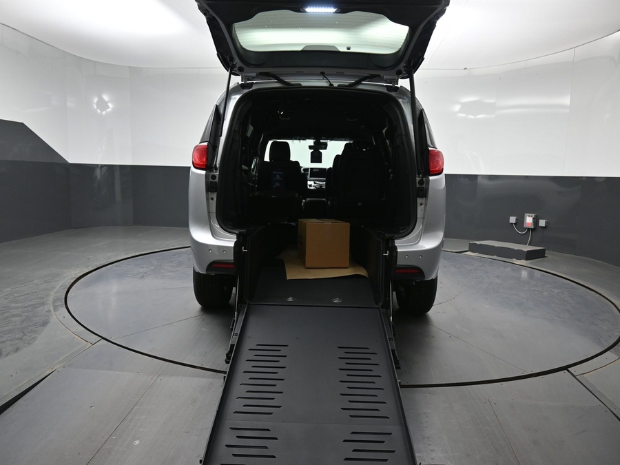 Silver Chrysler Voyager image number 9