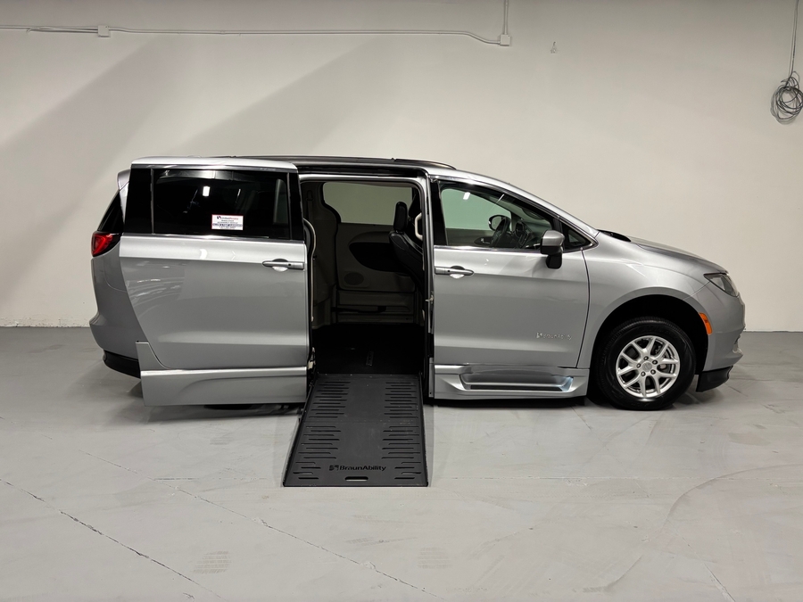 Used 2020 Chrysler Voyager LXi - BraunAbility Side Entry Fold Out Automatic Ramp
