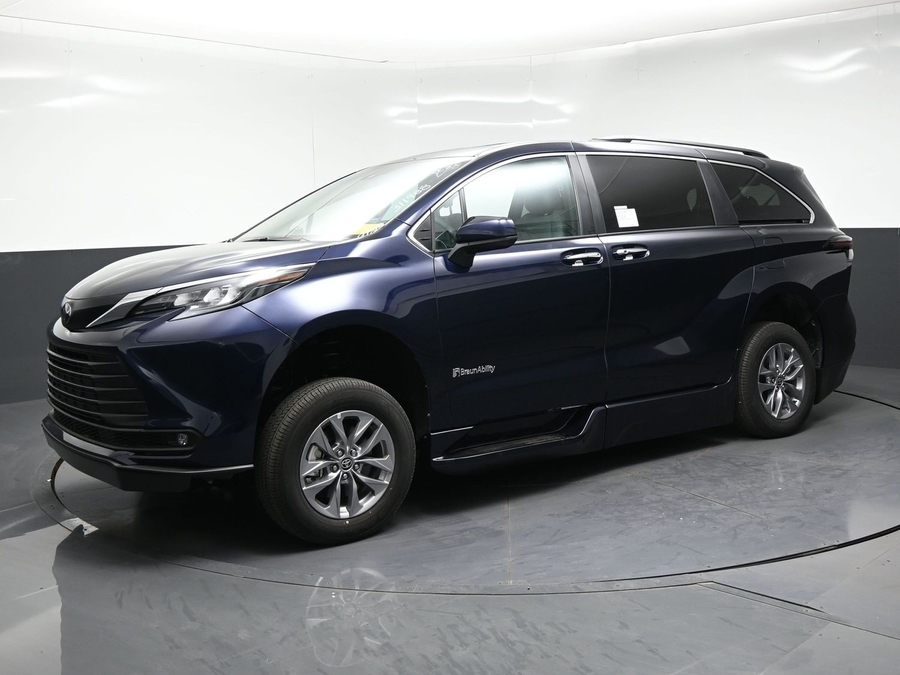 New 2026 Toyota Sienna Hybrid XLE Base - BraunAbility Side Entry Fold Out Automatic Ramp