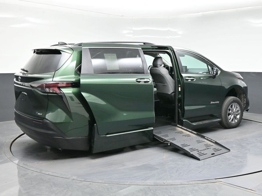 New 2026 Toyota Sienna Hybrid XLE Base - BraunAbility Side Entry Fold Out Automatic Ramp