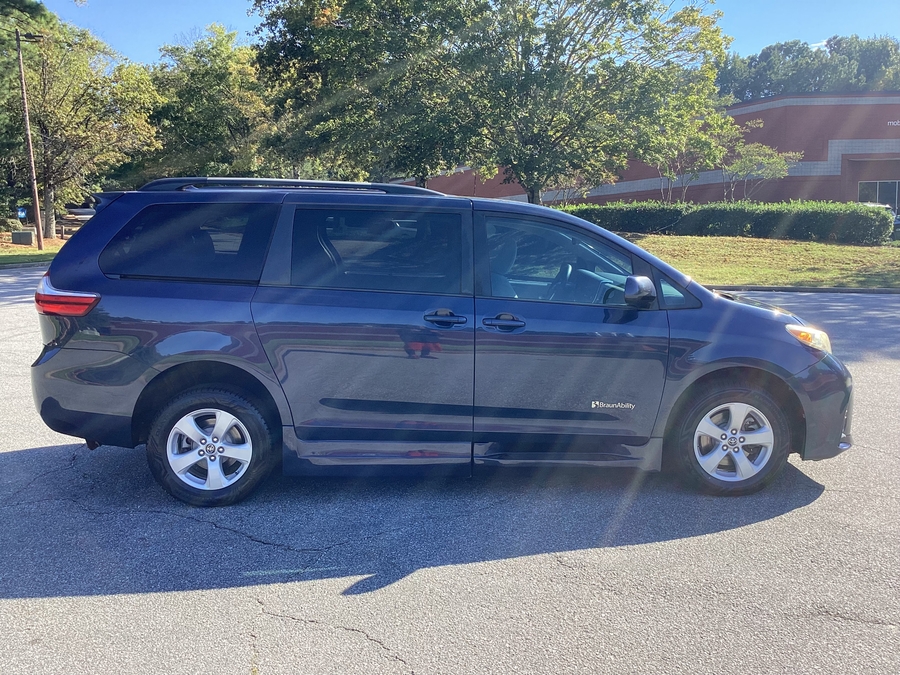  Toyota Sienna image number 6