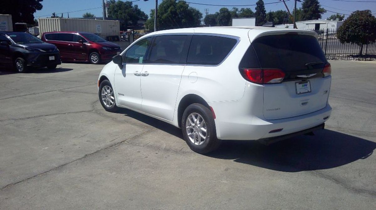 2024 CHRYSLER VOYAGER - Image 8