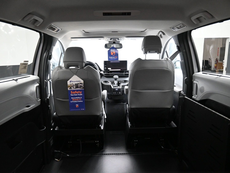 New 2025 Toyota Sienna Hybrid XLE Base - BraunAbility Side Entry Entry Fold Out Automatic Ramp