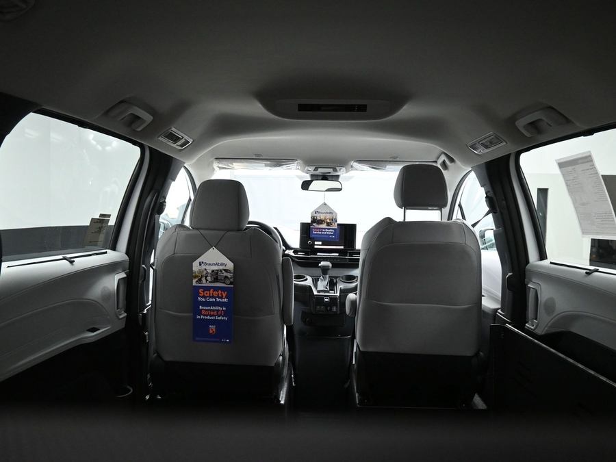 New 2025 Toyota Sienna Hybrid LE - BraunAbility Side Entry Entry Fold Out Automatic Ramp