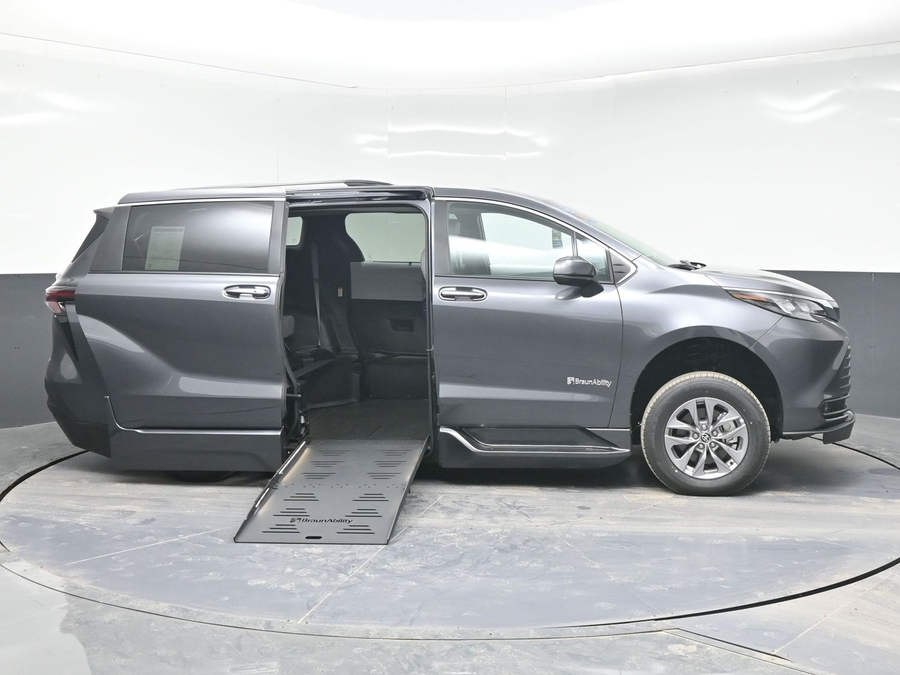 Grey Toyota Sienna image number 5