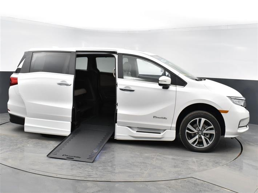 New 2026 Honda Odyssey Touring - BraunAbility Side Entry In Floor Automatic Ramp