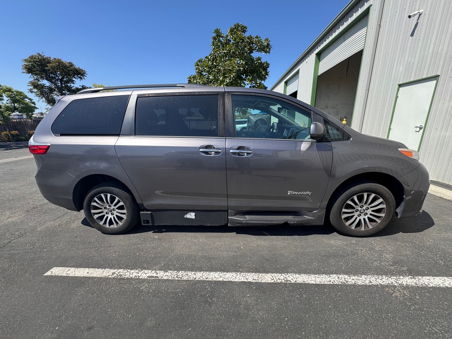 Grey Toyota Sienna image number 3