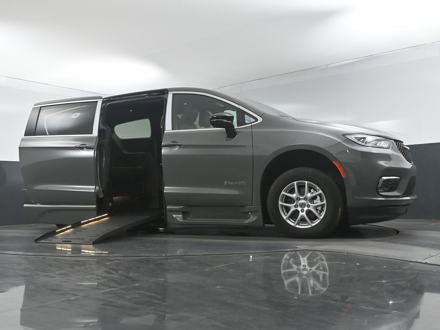 New 2025 Chrysler Pacifica Select Safety - BraunAbility Side Entry Entry Fold Out Automatic Ramp
