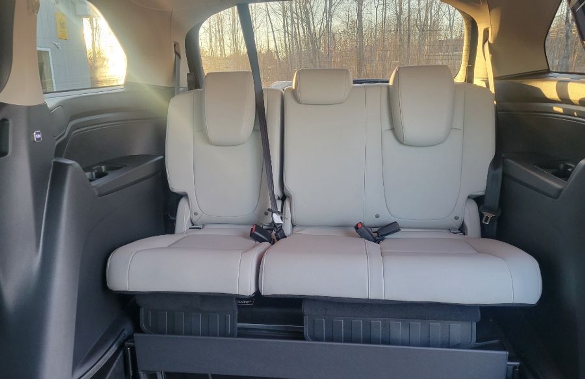 Red Honda Odyssey image number 14