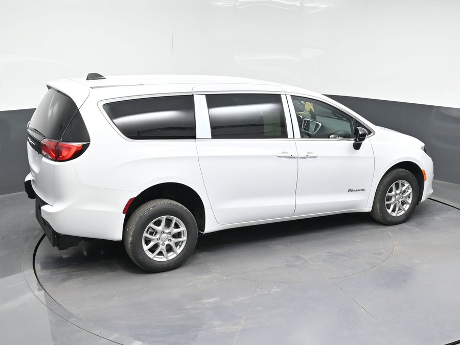 White Chrysler Voyager image number 12