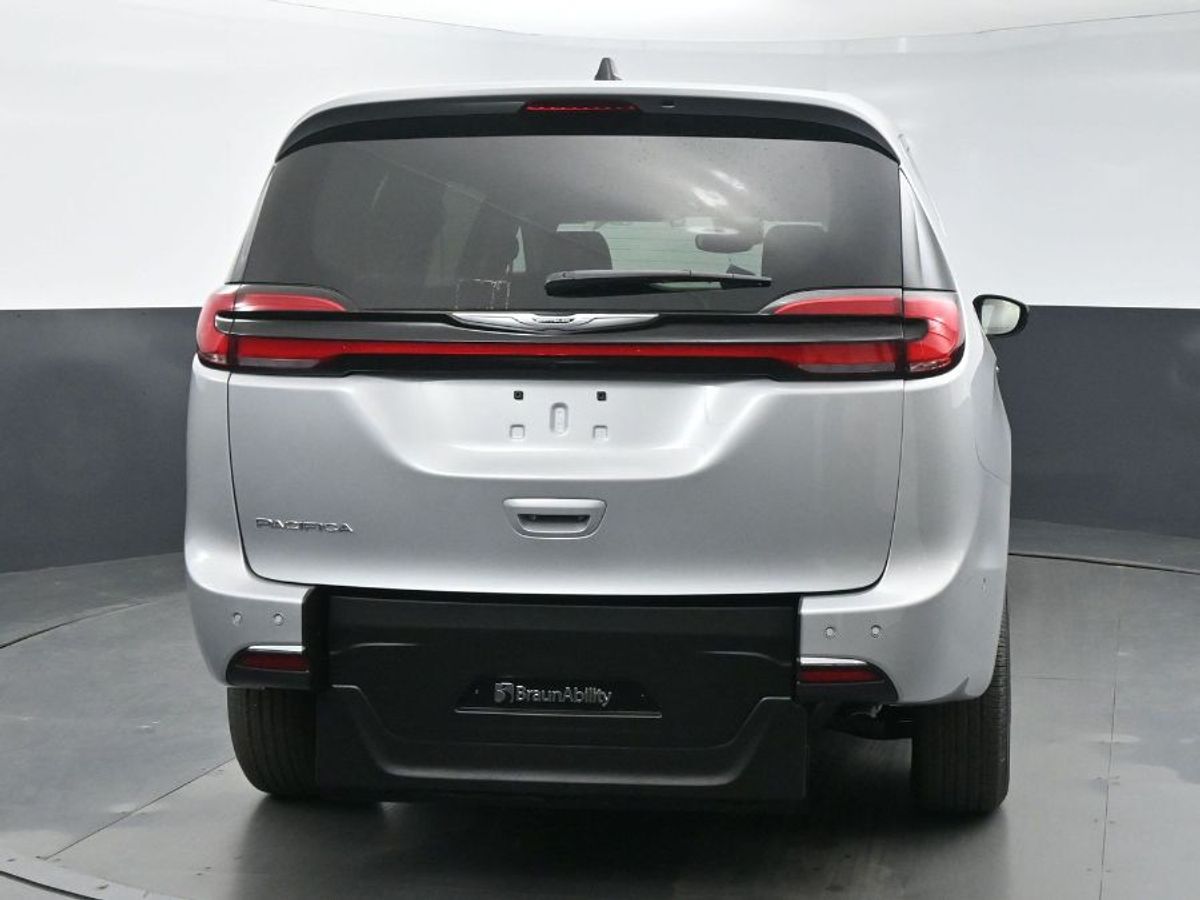 Silver Chrysler Pacifica image number 19