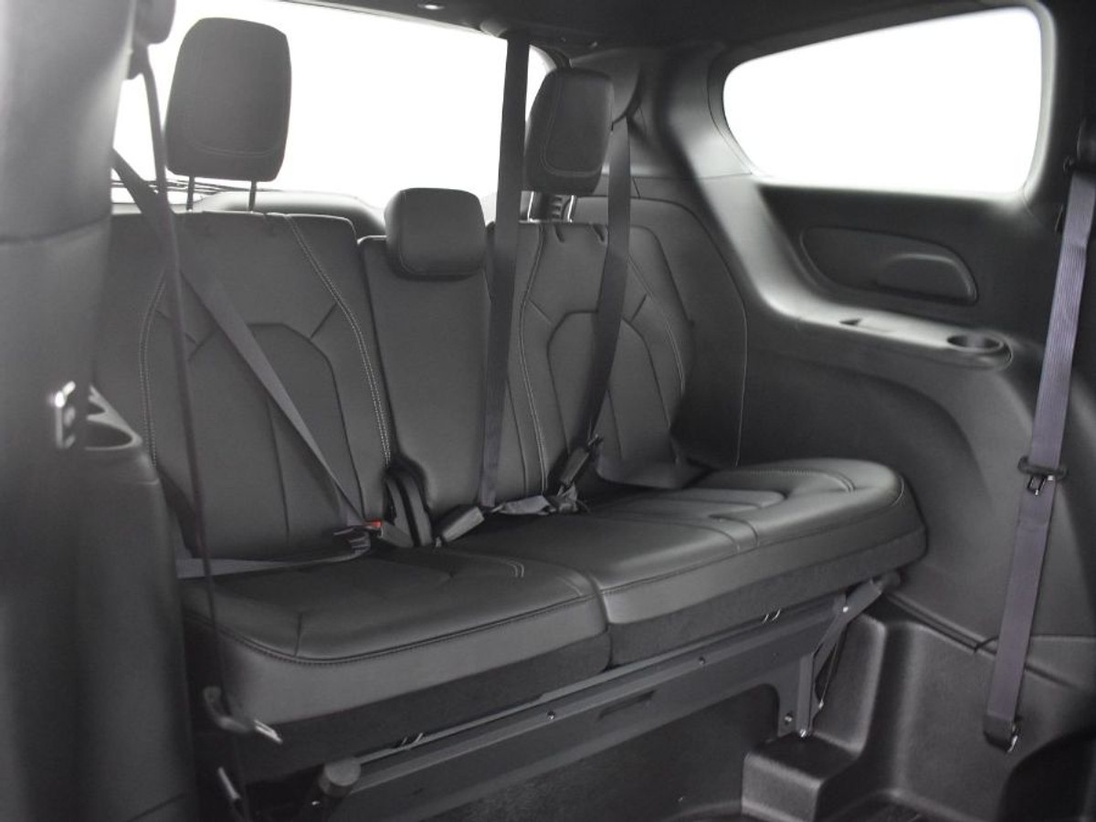 White Chrysler Voyager image number 9