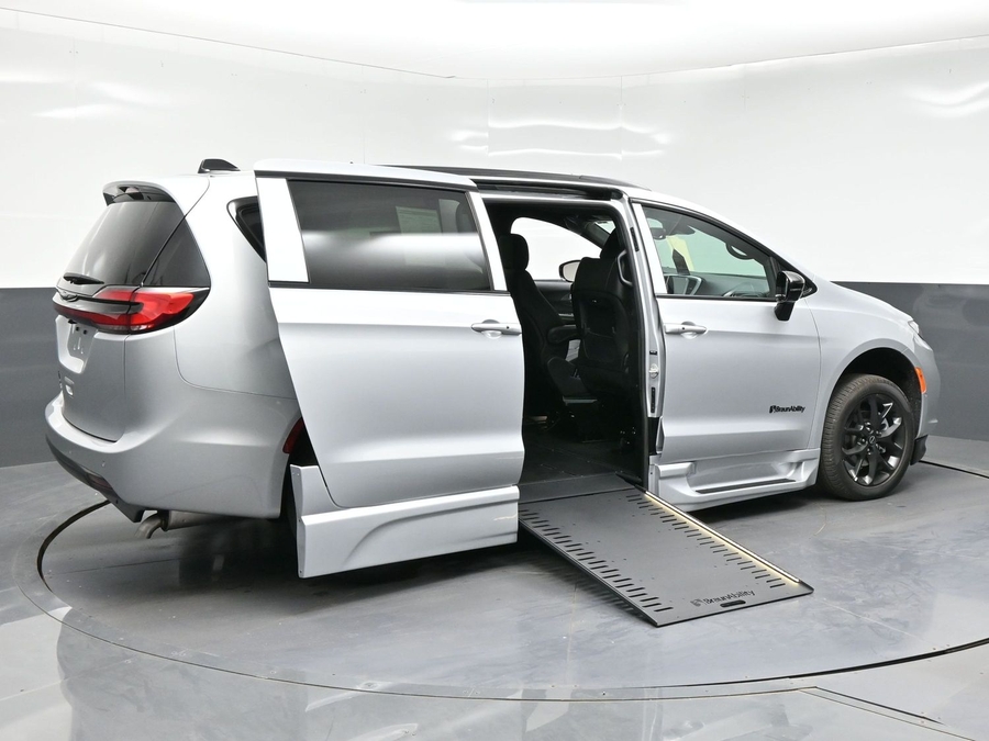 New 2026 Chrysler Pacifica Select Sport - BraunAbility Side Entry In Floor Automatic Ramp