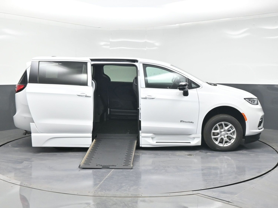 New 2025 Chrysler Pacifica Select Safety - BraunAbility Side Entry Entry In Floor Automatic Ramp