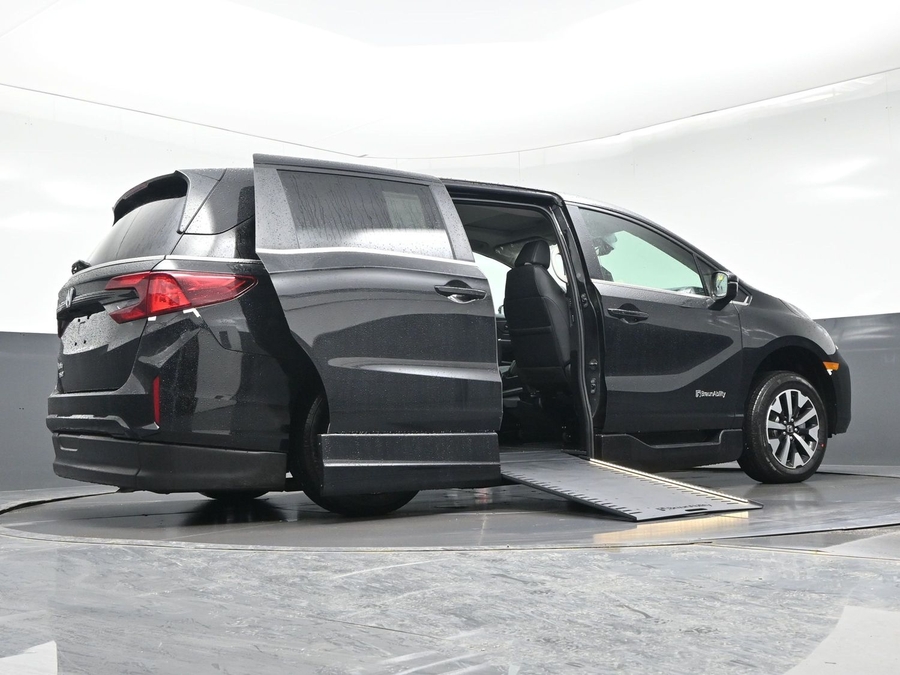 Black Honda Odyssey image number 18