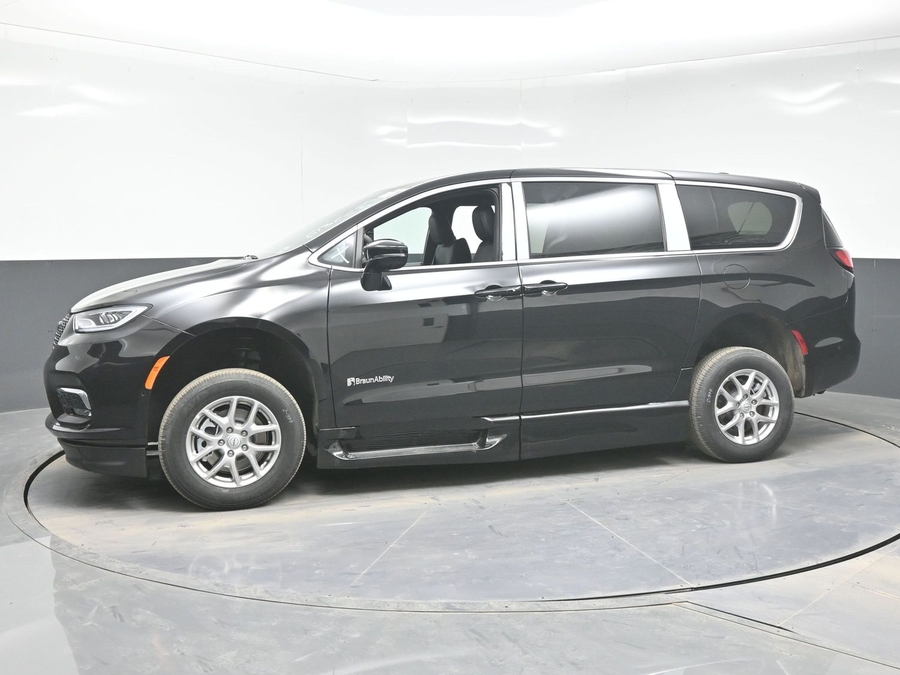 Black Chrysler Pacifica image number 2