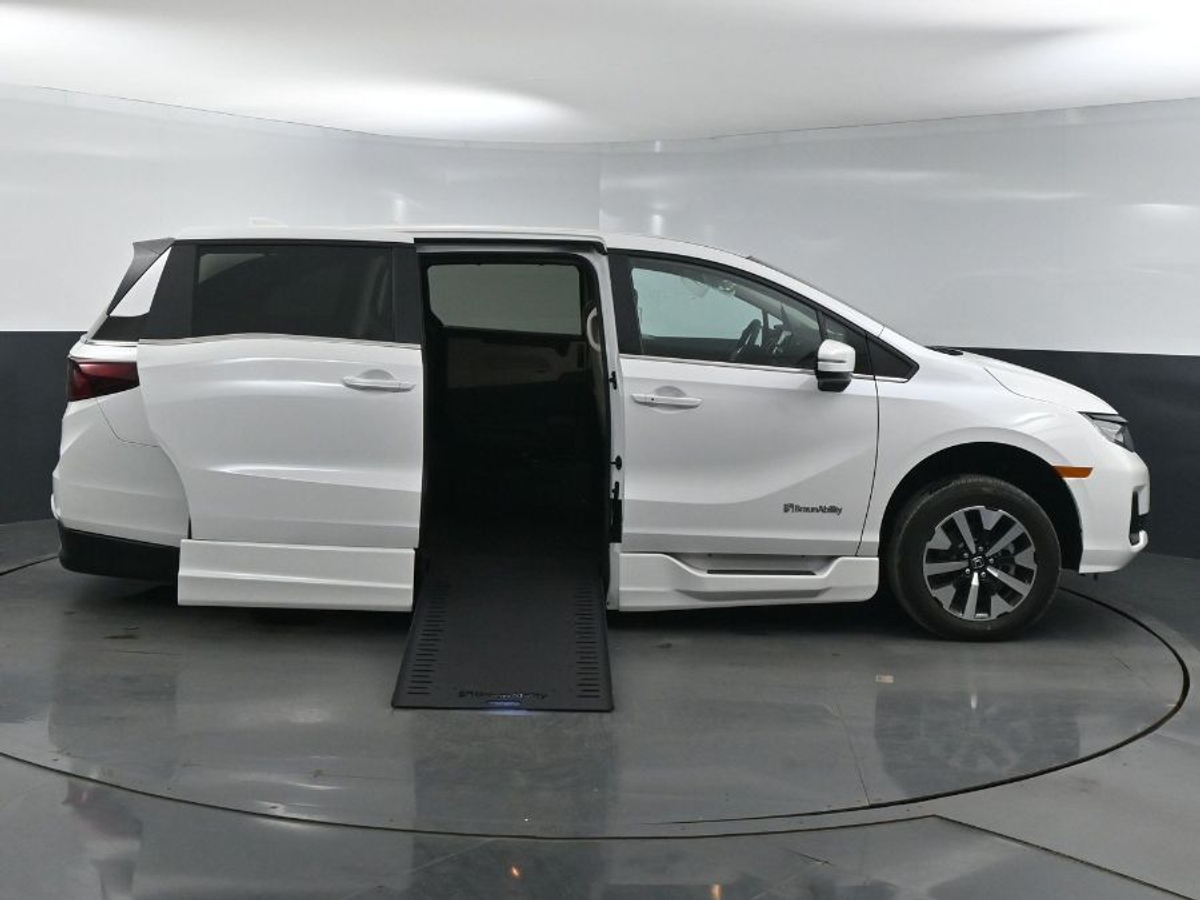 White Honda Odyssey image number 7