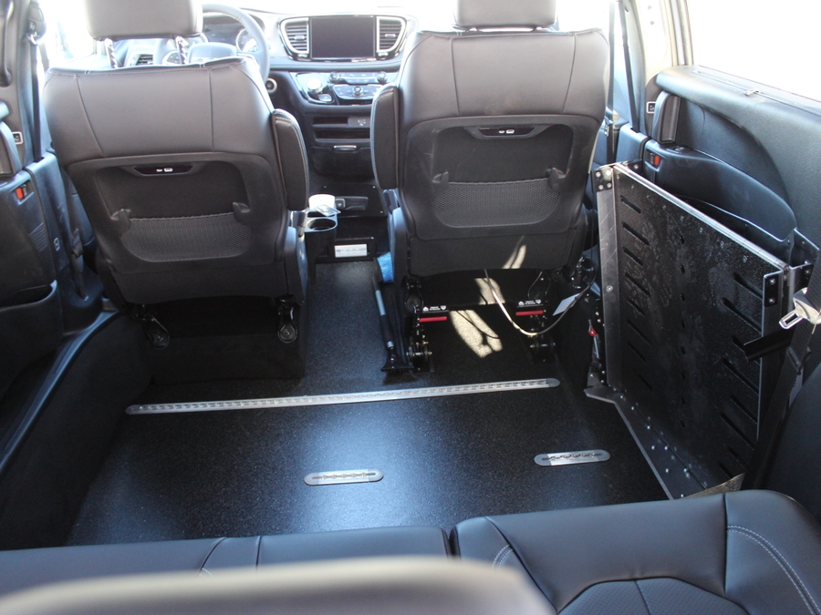 Silver Chrysler Pacifica image number 8