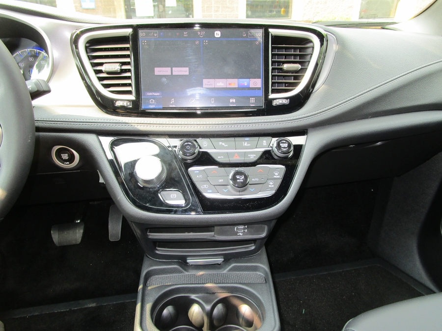 Black Chrysler Pacifica image number 11