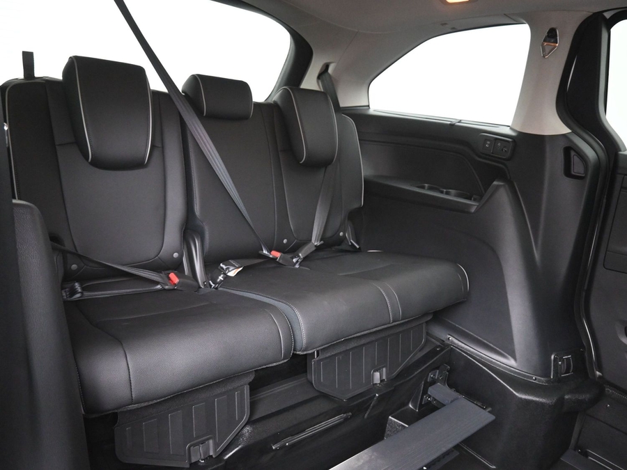 White Honda Odyssey image number 9