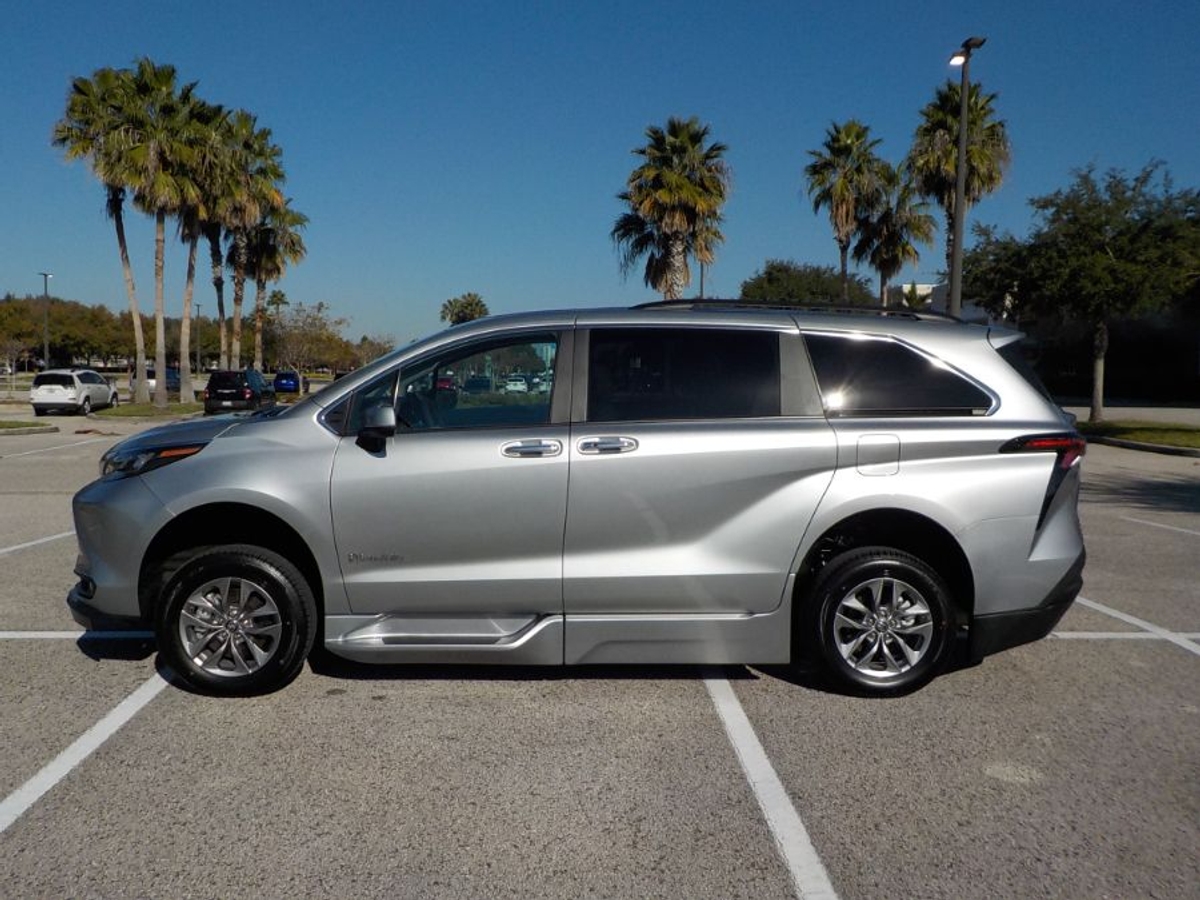 2025 TOYOTA SIENNA - Image 30