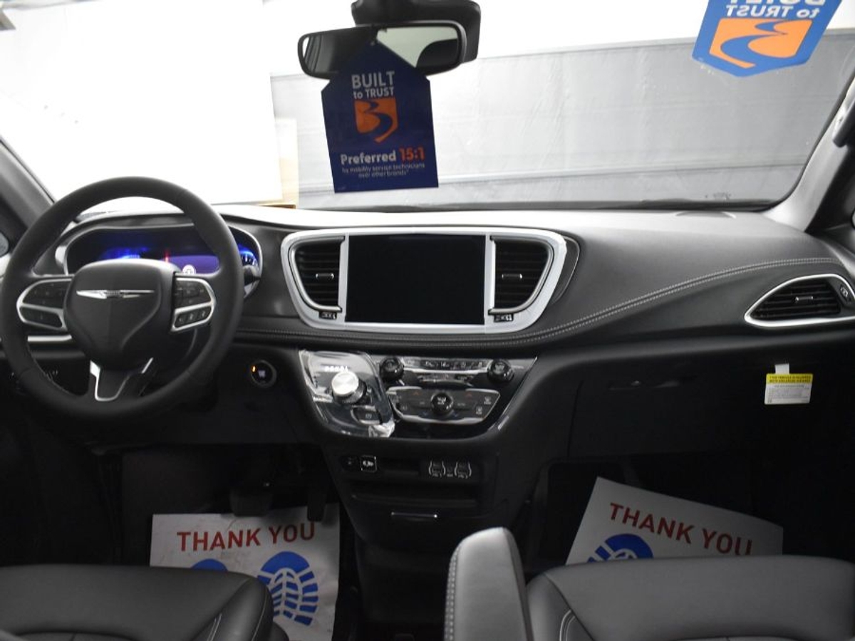 Black Chrysler Pacifica image number 12