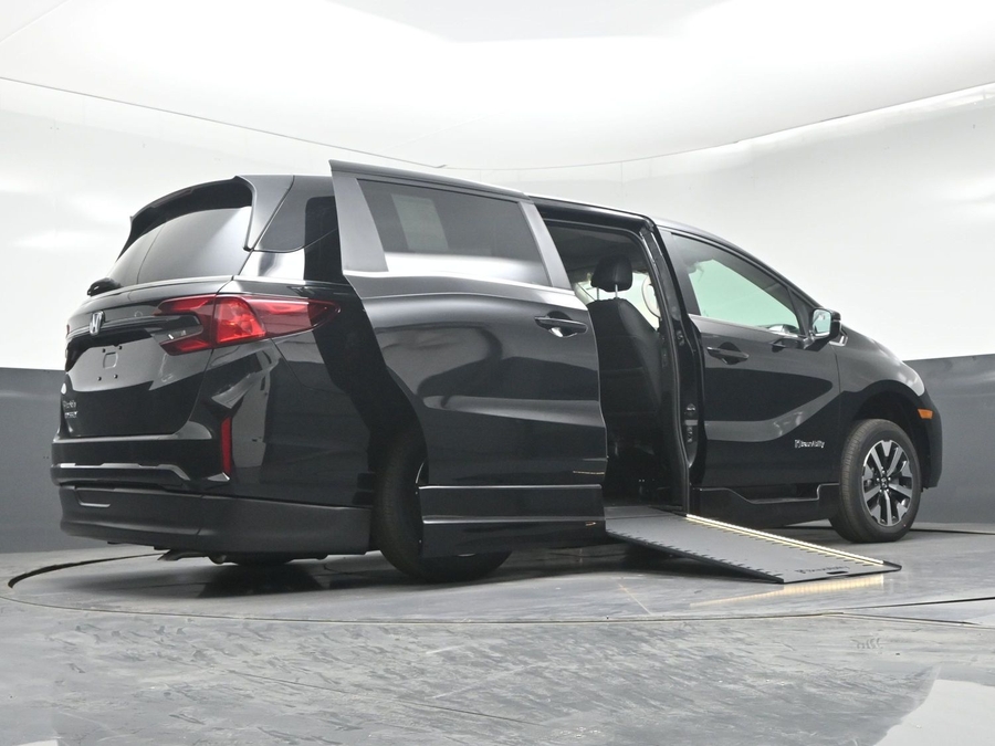 Black Honda Odyssey image number 19
