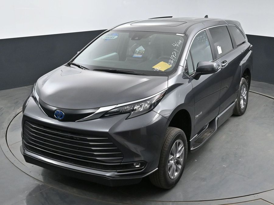 New 2025 Toyota Sienna Hybrid XLE Base - BraunAbility Side Entry Entry Fold Out Automatic Ramp