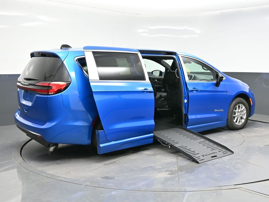 Blue Chrysler Pacifica image number 6