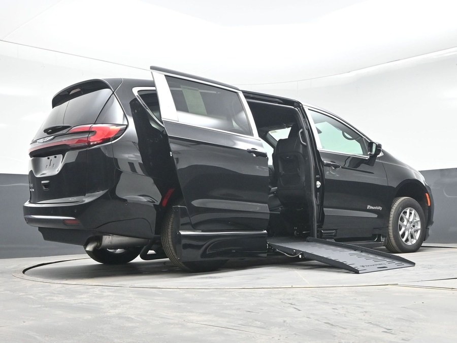 Black Chrysler Pacifica image number 21