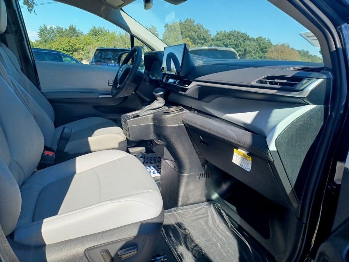 2025 TOYOTA SIENNA - Image 17