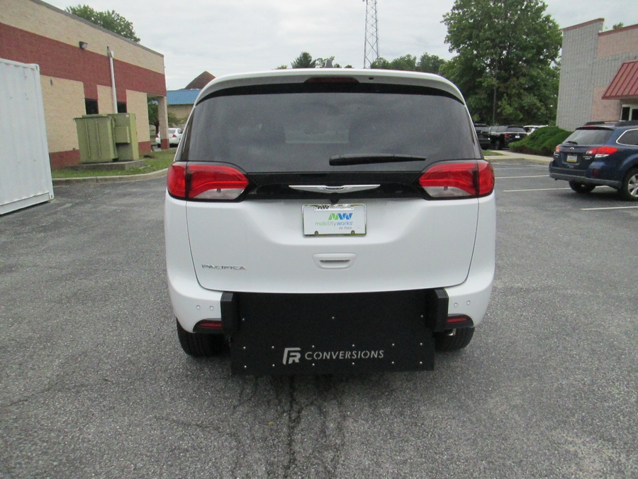 White Chrysler Pacifica image number 3