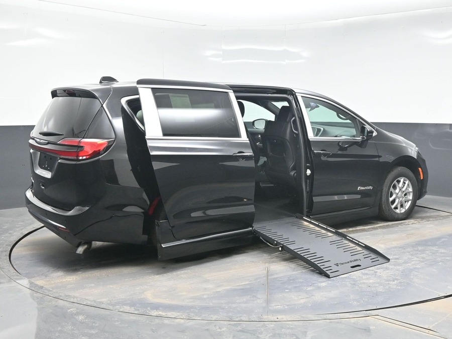 Black Chrysler Pacifica image number 6