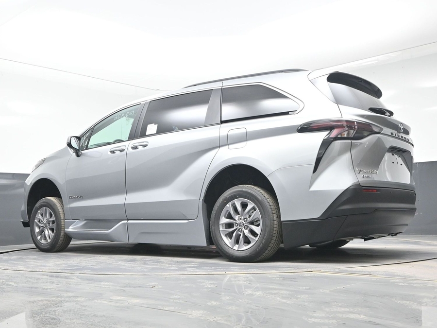Silver Toyota Sienna image number 20