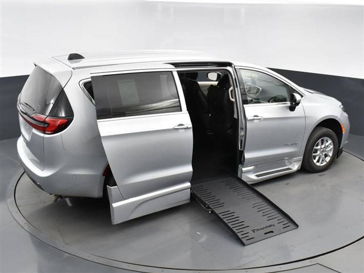 2023 CHRYSLER PACIFICA - Image 6