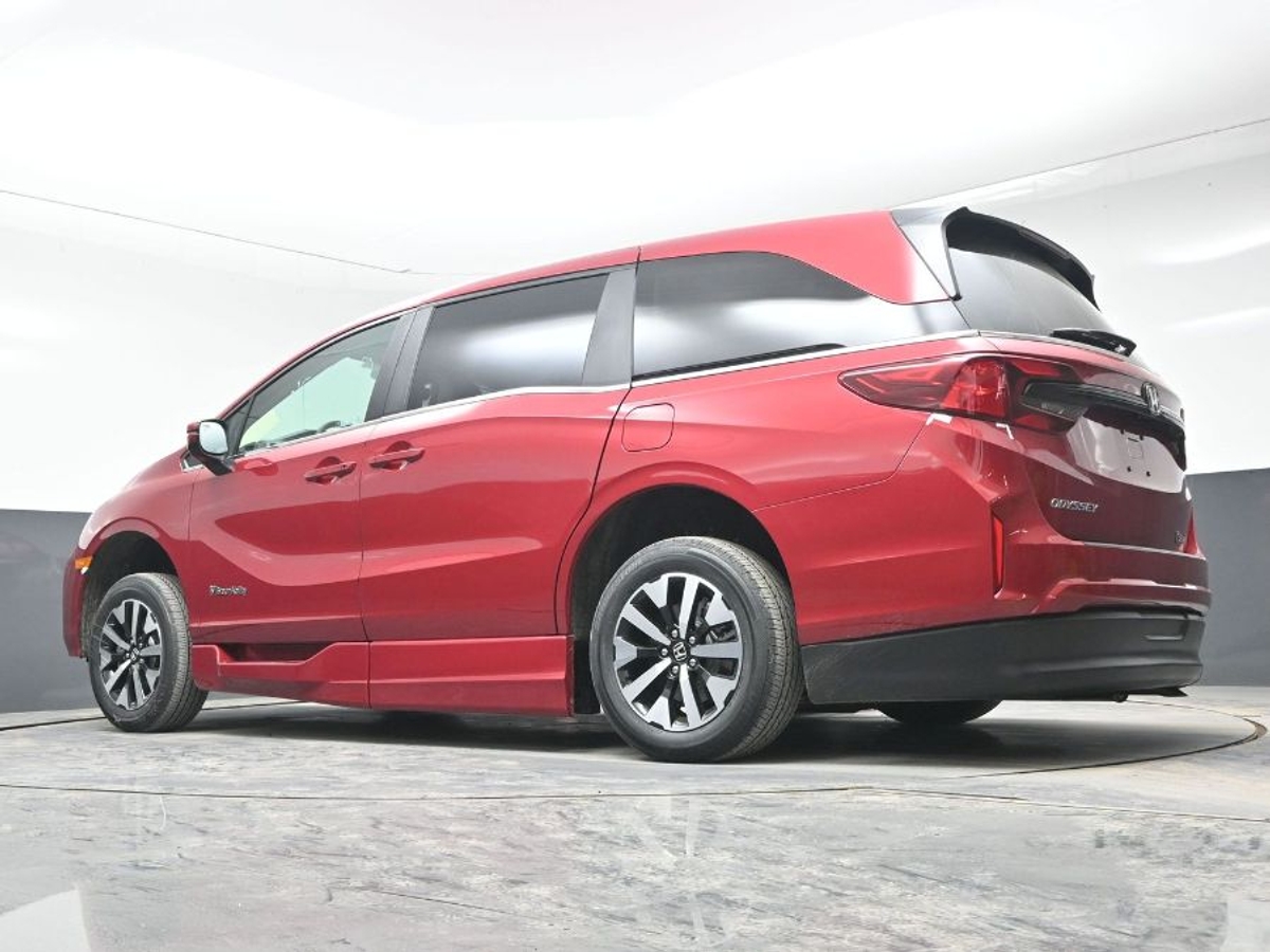 Red Honda Odyssey image number 25